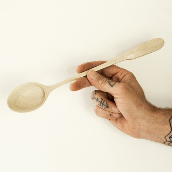 Une cuillère artisanale en bois Wild Spoons model